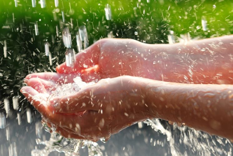 Manos sosteniendo gotas de agua 