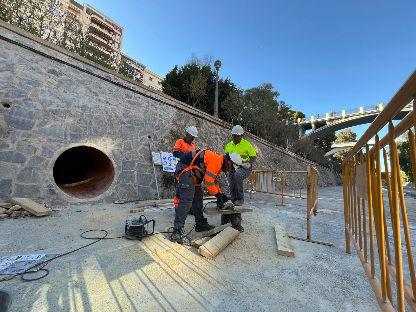 operarios trabajando en la preparacion del encofrado